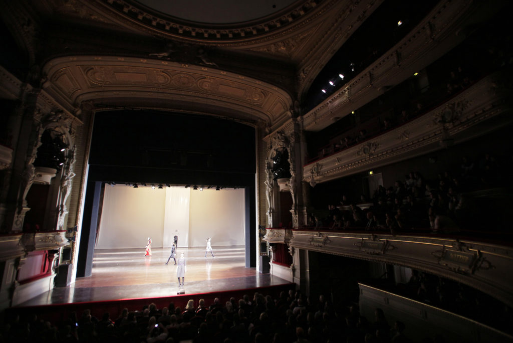 © TEAM PETER STIGTER 
DUTCH FASHION FOUNDATION FALL WINTER 2009-2010 
AMSTERDAM STADSSCHOUWBURG