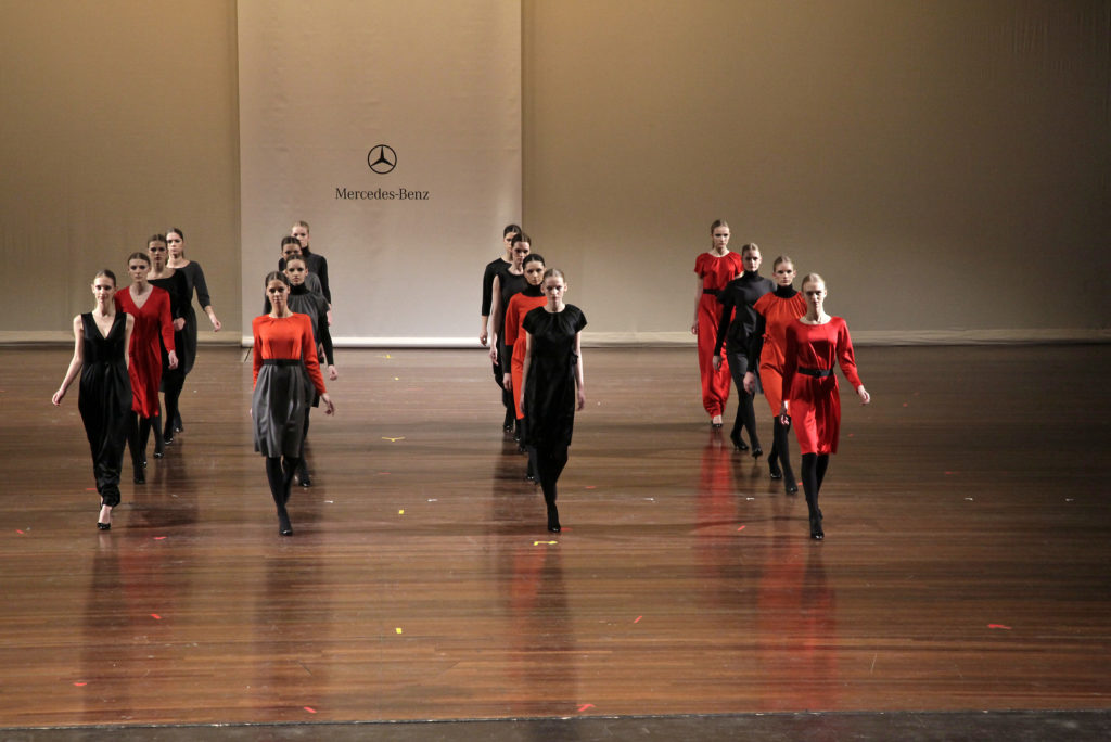 © TEAM PETER STIGTER 
DUTCH FASHION FOUNDATION FALL WINTER 2009-2010 
AMSTERDAM STADSSCHOUWBURG